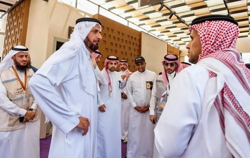 Menteri Haji Saudi Tawfiq Al-Rabiah meninjau kesiapan tenda Mina untuk musim Haji 2026. (Foto: SPA) 