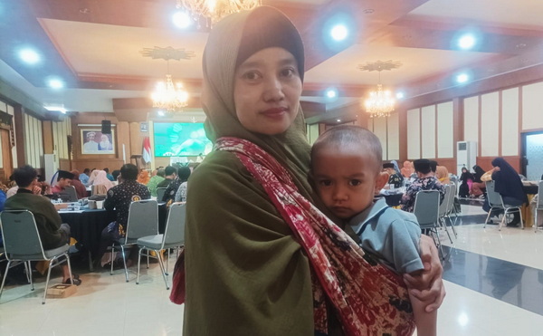 Ibu Miftah bersama balitanya. (nun)