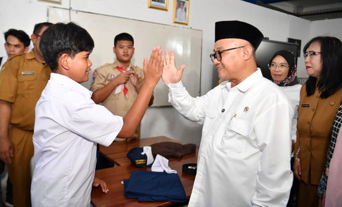 Menteri Dikdasmen, Abdul Mu'ti, saat mengunjungi sekolah dengan siswa inklusi. (ist)