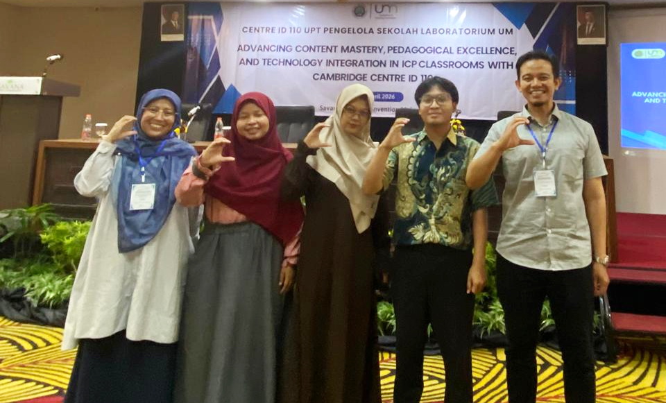 Tiga di tengah: utusan SD Musix, Ustazah Rizki Handayani, S.Pd., Ustazah Meilani Fara Atika, S.Pd., dan Ustaz Ramadhana Al Fikri Bin Zahid, S.Pd. Gr. Ikuti Pelatihan Cambridge di Malang. (ist)