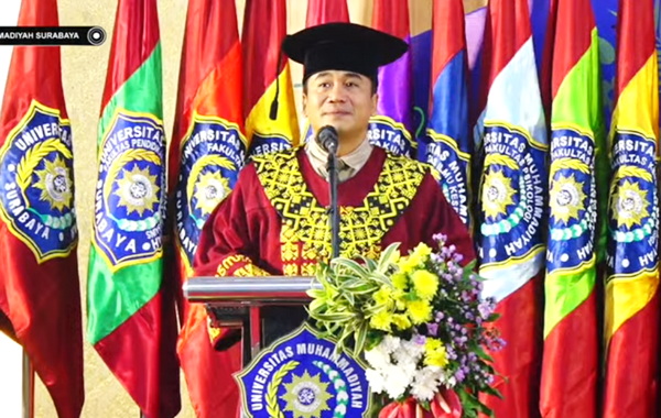 Prof. Dr. Mundakir, S.Kep., Ns., M.Kep. saat menyampaikan pidato ilmiah sebagai guru besar UMSURA. (sc)