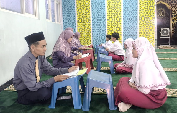 Para siswa sedang menunjukkan hafalan pada ustaz dan ustazah. (ist)