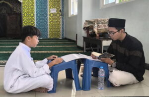 Hafalan siswa didengarkan dan dicek langsung oleh ustad penguji. 