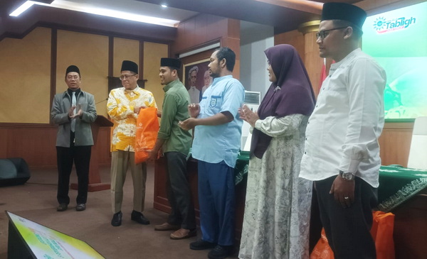 Pemberian kado secara simbolis pada peserta. (nun)