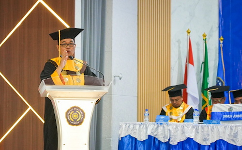 Prof. Muhtar saat menyampaikan orasi ilmiah. (ist)