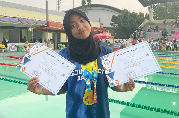 Nadya Ruby Pramesty, siswi SD Muhammadiyah 6 (SD Musix) Gadung Surabaya berhasil meraih emas dan perunggu dalam Kejurprov Renang Jatim 2026. (ist)