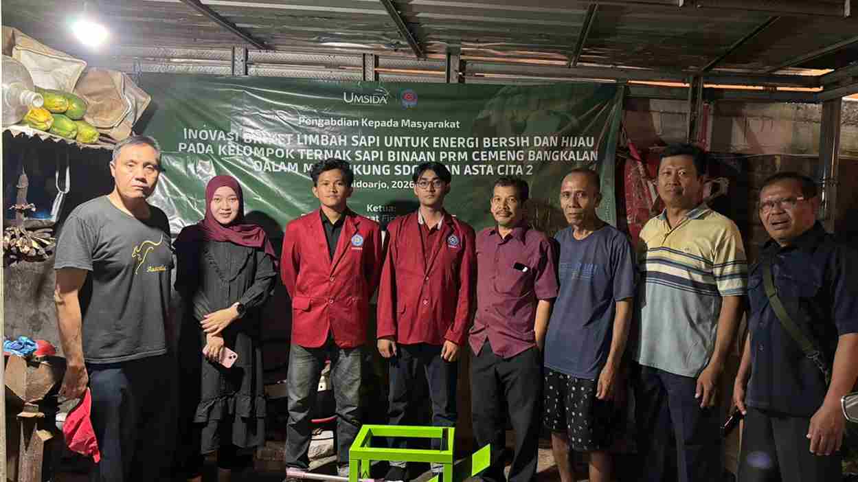 Umsida Beri Pendampingan Pembuatan  Briket dari Limbah Sapi untuk Peternak Cemeng Bakalan.
