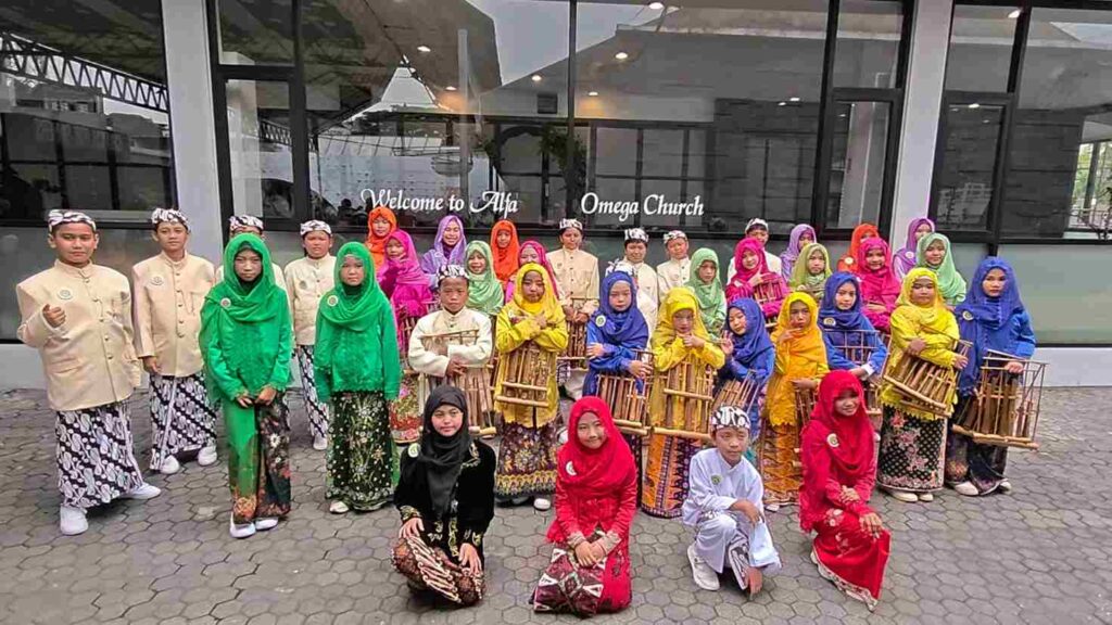 The Sixers Ethnic Symphony SD Musix Raih Juara 2 Lomba Angklung Kolintang Se-Kota Surabaya