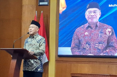 Ketua PWM Jatim, Dr. dr. Sukadiono, MM, saat memberikan sambutan. (afi)