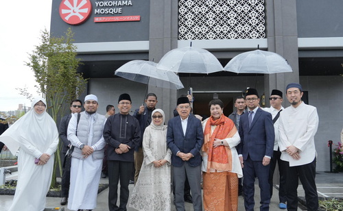 Jusuf Kalla di depan masjid As Sholihin di Yokohama, Jepang. (ist)