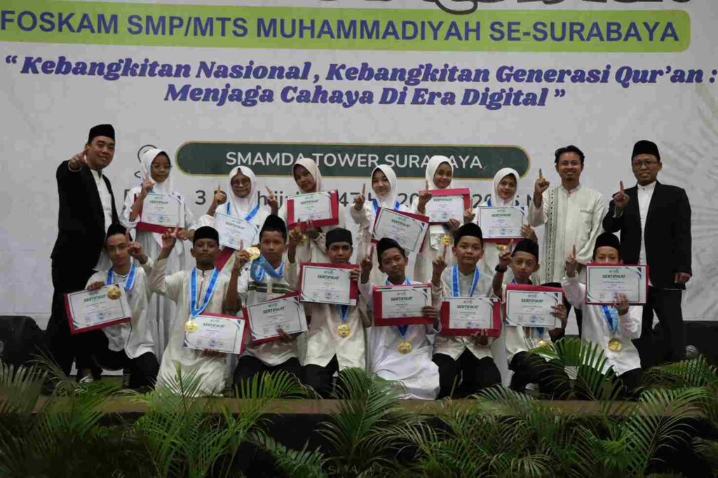 Semangat Generasi Qur’an Menggema, 14 Siswa SMP Muhammadiyah 1 Surabaya Ikuti Wisuda Tahfidz Foskam Ke-VI