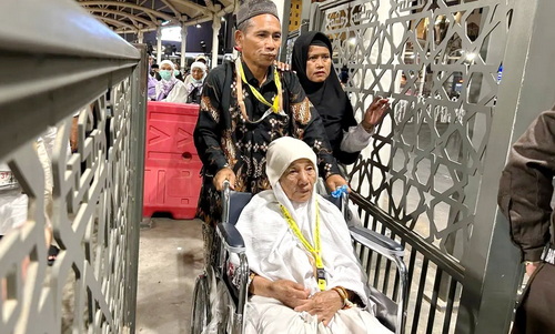 Seorang jemaah haji lansia melewati jalur khusus yang lebih nyaman. (ist)