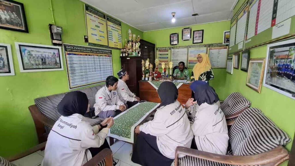 Mahasiswa KKN STIT Muhammadiyah Bangil Jalin Silaturahmi dengan SDN Kolursari 2