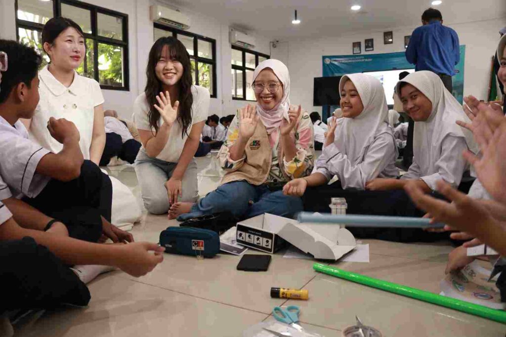 Siswa SMP Muhammadiyah 8 Jakarta Luncurkan Buku Panduan Pengurangan Sampah