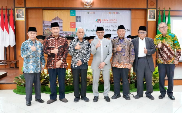 Imam Muhammad Shamsi Ali (tengah) bersama pimpinan PP Muhammadiyah dan UMY. (ist)