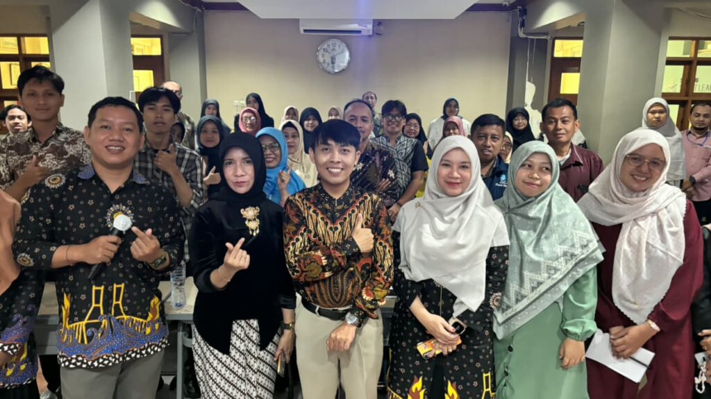 Pop Culture Jadi Arah Baru Pembelajaran Abad 22, SMP Muhammadiyah 15 Surabaya Tampil Adaptif dan Visioner Inovasi pembelajaran terus didorong untuk menjawab tantangan zaman. SMP Muhammadiyah 15 Boarding School Surabaya menunjukkan langkah progresif dengan mengusung pop culture as a direction for learning in the 22nd century, sebuah pendekatan yang menempatkan budaya populer sebagai jembatan pembelajaran yang relevan dan dekat dengan kehidupan siswa. Kegiatan ini turut dihadiri Atiko, S.S., M.M. dari bidang kurikulum Dinas Pendidikan yang menekankan pentingnya transformasi cara mengajar di era modern. Dalam pesannya, ia mengajak para guru untuk tidak berhenti pada forum pelatihan semata, melainkan aktif mendiseminasikan ilmu yang diperoleh. “Guru harus menjadi agen perubahan. Apa yang didapat hari ini jangan berhenti di sini, tetapi dibagikan kepada rekan sejawat agar dampaknya meluas dan berkelanjutan,” ujarnya. SMP Muhammadiyah 15 sendiri mengirimkan dua perwakilan terbaiknya, yakni Luki Retnowati selaku pengembang kurikulum dan Wildan, guru bahasa. Keduanya mengikuti kegiatan dengan semangat untuk membawa inovasi ke lingkungan sekolah. Sambutan penuh motivasi juga disampaikan Eko Setiawan, Wakil Kepala Kesiswaan sekaligus Ketua MGMP. Ia menegaskan bahwa guru masa kini dituntut adaptif dan kreatif dalam mengemas pembelajaran. “Anak-anak hidup di era digital dan budaya populer. Jika guru mampu mengintegrasikan itu dalam pembelajaran, maka kelas akan lebih hidup, bermakna, dan berdampak,” tegasnya. Penerapan pendekatan berbasis pop culture ini diyakini menjadi salah satu strategi unggulan SMP Muhammadiyah 15 dalam meningkatkan kualitas pendidikan. Dengan metode yang lebih kontekstual, siswa tidak hanya memahami materi, tetapi juga mampu mengaitkannya dengan realitas kehidupan sehari-hari. Langkah ini sekaligus memperkuat posisi SMP Muhammadiyah 15 Boarding School Surabaya sebagai sekolah unggulan yang adaptif terhadap perkembangan zaman. Pembelajaran yang update, inovatif, dan menyenangkan menjadi daya tarik tersendiri bagi masyarakat. Di tengah persaingan dunia pendidikan, memilih sekolah yang mampu berinovasi adalah kunci. SMP Muhammadiyah 15 hadir sebagai jawaban, menghadirkan pengalaman belajar yang tidak hanya relevan hari ini, tetapi juga siap menghadapi masa depan.(Exo)