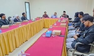 Delapan mahasiswa UINSA saat melakukan kunjungan dan diskusi dengan MTT PWM Jatim. (lom)