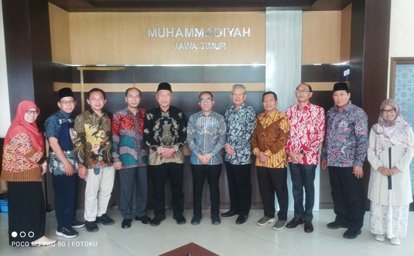 Mendiktisaintek, Prof. Brian Yuliarto bersama unsur pimpinan PWM Jatim dan PDA Jatim. (nun)