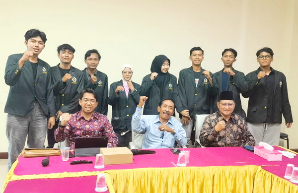 Para mahasiswa UINSA bersama pimpinan MTT PWM Jatim. (lom)