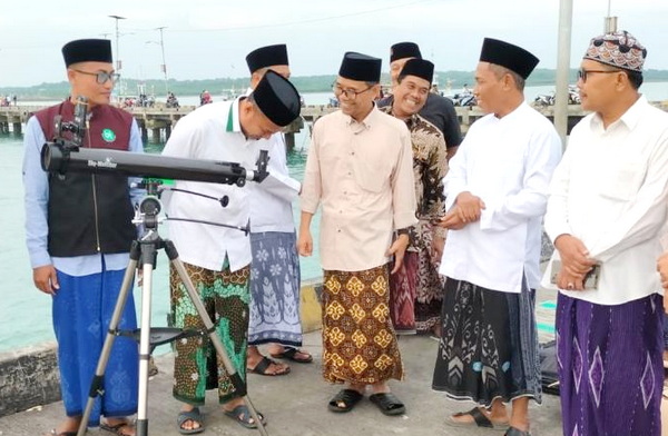 Tim rukyat Kanwil Kemenag Jatim, yang memantau hilal di titik Tanjung Kodok, Lamongan. (ist)