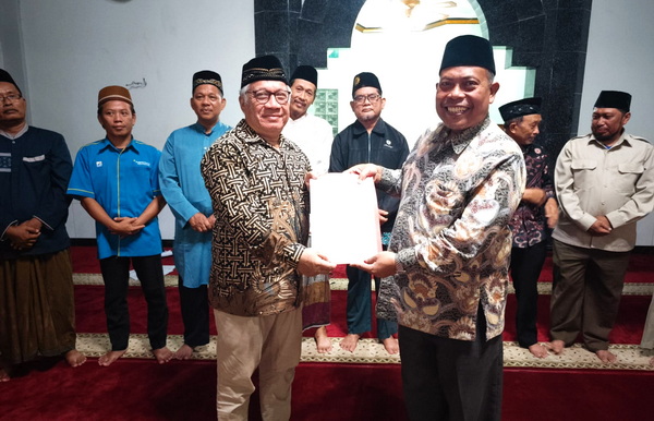 Penyerahan surat keputusan dan pelantikan Takmir Masjid Syuhada’ Ngagel Surabaya. (ist)