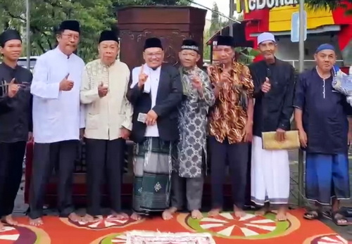Ustaz Chulil Barory bersama panitia salat Iduladha di Plasa Marina Margorejo. (ist)