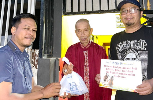 PRM Masangan Wetan membagikan daging kurban pada warga sekitar. (ist)