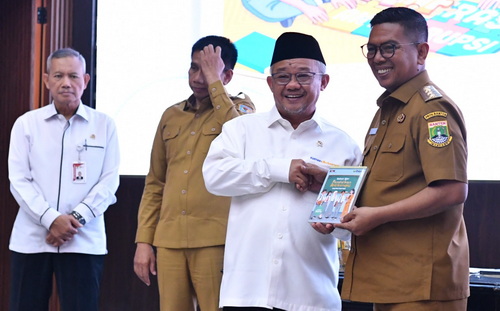Mendikdasmen Abdul Mu’ti secara simbolis menyerahkan buku panduan dan bahan ajar Pendidikan Antikorupsi pada perwakilan daerah. (ist)