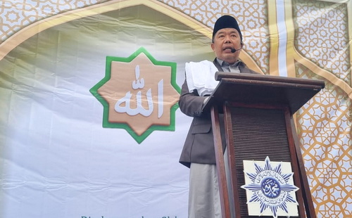 Khatib Dr. Hairul Warizin saat menyampaikan khutbah. (ist)