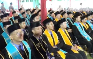 Para wisudawan/wisudawati.