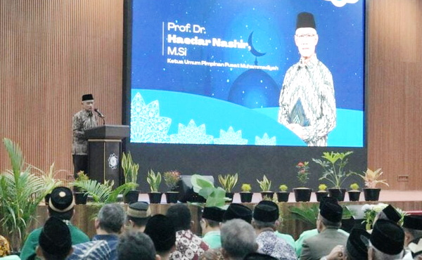 Haedar Nashir memberikan sambutan pada perayaan Milad ke-10 Universitas Muhammadiyah Bandung (UMB).