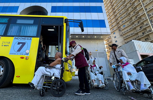 Jemaah haji dibantu kursi roda meninggalkan hotel di Madinah akan bertolak ke Makkah. (ist)