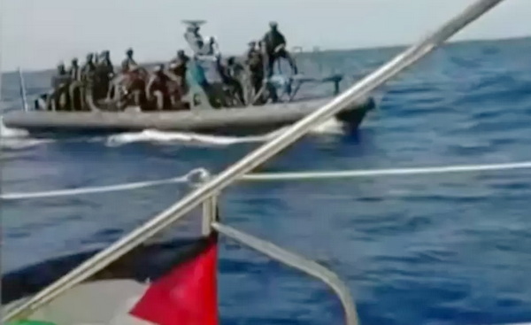 Tentara zionis Israel saat mencegat kapal yang membawa misi kemanusiaan di Gaza. (ist)