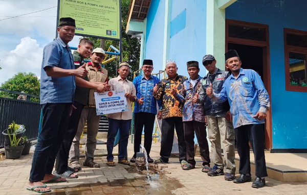 Bantuan berupa sumur bor yang kini airnya mengalir deras. (ist)