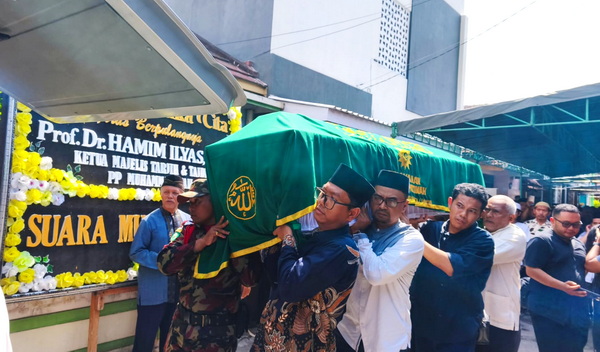 Jenazah Hamim Ilyas diberangkatkan menuju pemakaman. (ist)