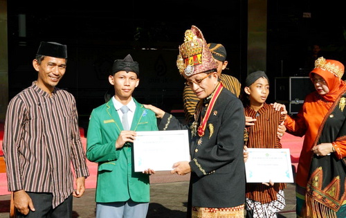 Menteri Agama RI, Nasaruddin Umar, memberikan penghargaan kepada dua siswa madrasah yang mencatatkan capaian luar biasa di tingkat global. (Foto: Humas Kemenag)
