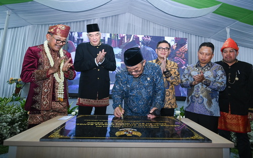 Mendikdasmen Abdul Mu’ti saat menandatangani prasasti peresmian Sekolah Bakti Mulya 400 Depok. (ist)