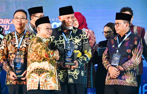 Mendikdasmen Abdul Mu'ti memberikan Penghargaan Daerah dengan Validitas Data Terbaik. (ist)