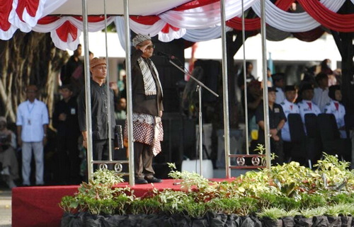 Mendikdasmen Abdul Mu'ti saat memimpin upacara di Banyuwangi. (ist)