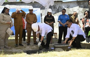 Menteri Abdul MU'ti melakukan peletakan batu pertama menandai dimulainya revitalisasi sekolah di NTT. (ist) 