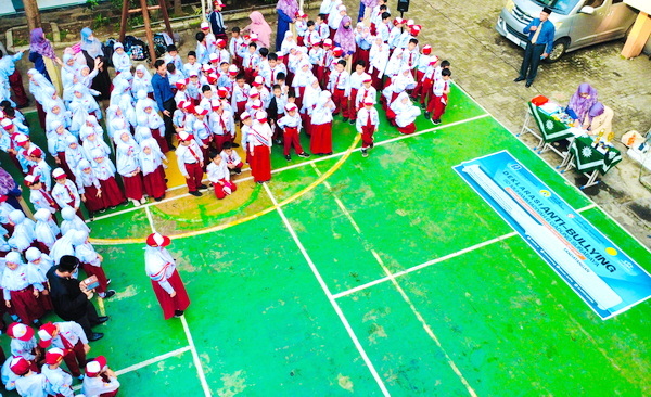 Para siswa SD Muhammadiyah 6 (SD Musix) Gadung Surabaya, mendeklarasikan komitmen Lawan Bullying. (ist)