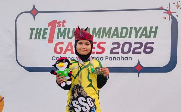 Atharrazka Janitra Noor Almeera Meridian, dengan medali perak cabang panahan. (ist)