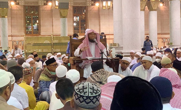 Ustaz Ariful Bahri saat memberikan tausiyah bakdah maghrib dengan bahasa Indonesia di masjid Nabawi. (ist)