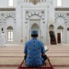 Adab Menjaga Suara dalam Ibadah: Antara Kekhusyukan dan Tidak Mengganggu