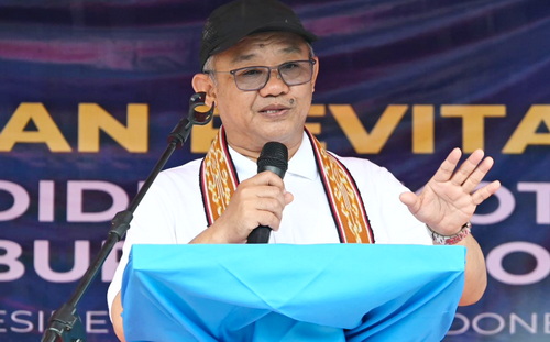 Mendikdasmen Abdul Mu'ti saat mengunjungi sekolah yang telah direvitalisasi. (ist)