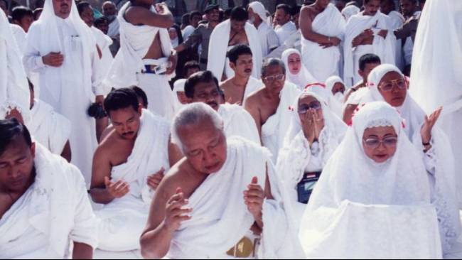 Pak Harto dan keluarga saat menunaikan ibadah haji pada tahun 1991. (ist)