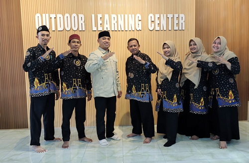 Keluaga besar SMP Muhammadiyah 17 Surabaya siap menjadi lembaga pendidikan berdaya saing tinggi. (pur)