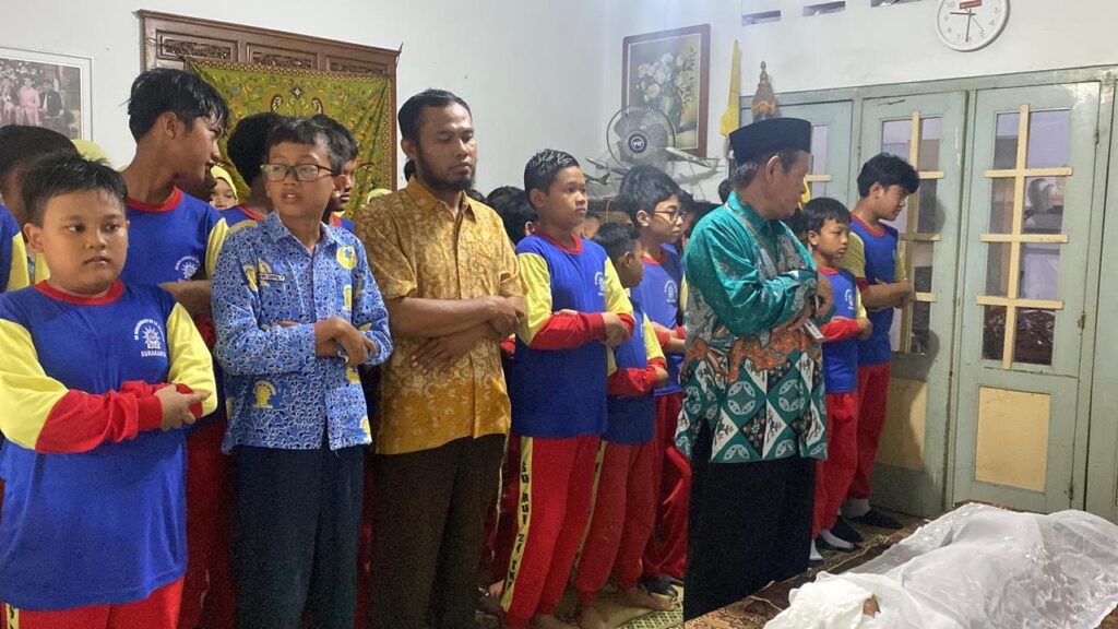 Siswa SD Muhammadiyah 24 Gajahan Surakarta Praktik Langsung Salat Jenazah