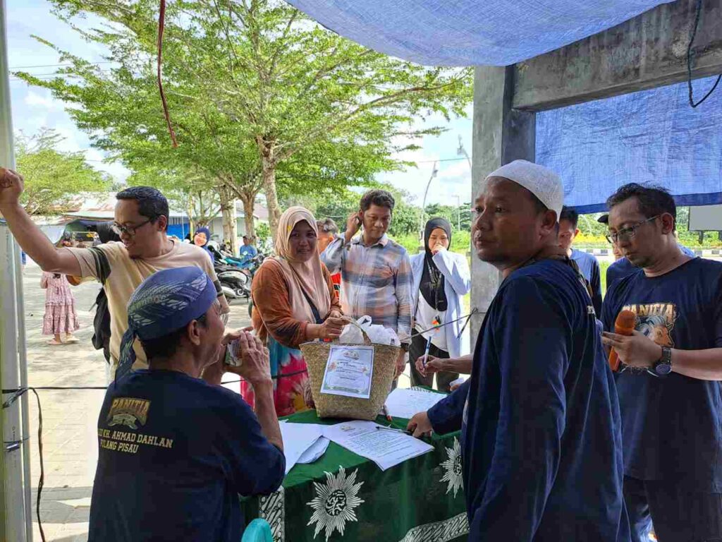 Masjid KH Ahmad Dahlan Pulang Pisau Kalteng Sembelih 12 Hewan Kurban, Distribusikan 1.300 Kupon Daging