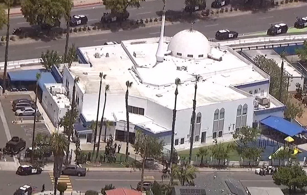 Pihak kepolisian terus berjaga di kompleks Islamic Center San Diego, usa tragedi penembakan yang menewaskan 3 orang. (ist)
